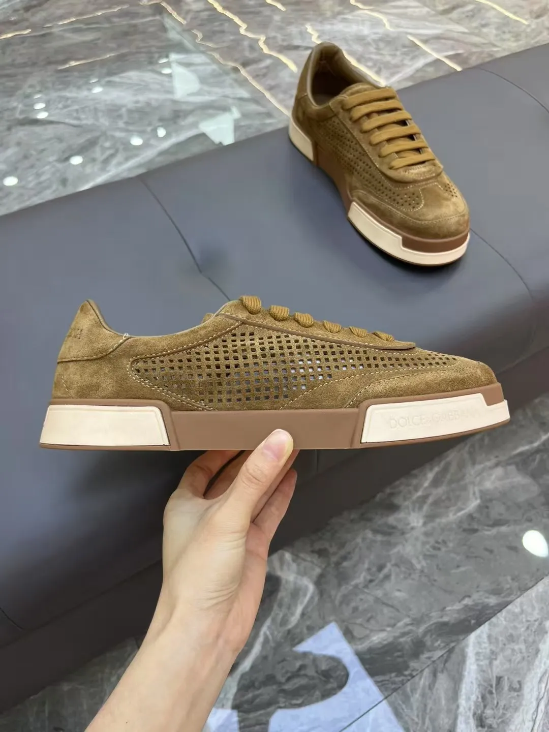 Men's shoes 💰460 [New style] 🐝🐝⚠️[DG] ⚠️High grade, top craftsmanship ⚠️Men's casual style, regular size 39 to 44 (45 can be customized ⚠️D &G Fashionable and casual style, unique design style! Fully original single-layer calfskin hollow design, inner calfskin latex back foot! Exclusive for summer! Original TPU outsole! Look at the details of the quality, and it can stand up to all kinds of tests!